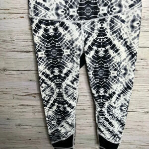 Victoria’s secret vsx knock out black  white capri athletic leggings size small